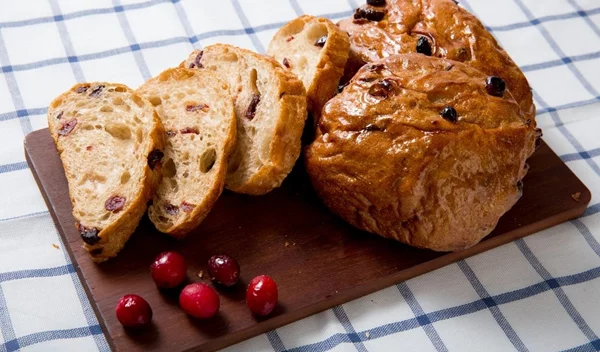 Σταφιδόψωμο με κουάκερ και μέλι: Η πιο υγιεινή εναλλακτική συνταγή ακόμα και για πρωινό