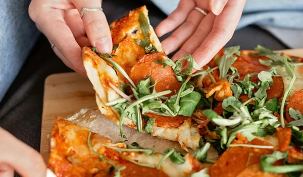 Τα 8 δημοφιλέστερα fast food και οι έξυπνες healthy εναλλακτικές τους - τι προτείνει η ειδικός