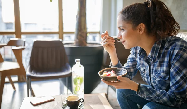 Γιαούρτι: Συνδύασέ το με αυτό το συστατικό για υγιές έντερο