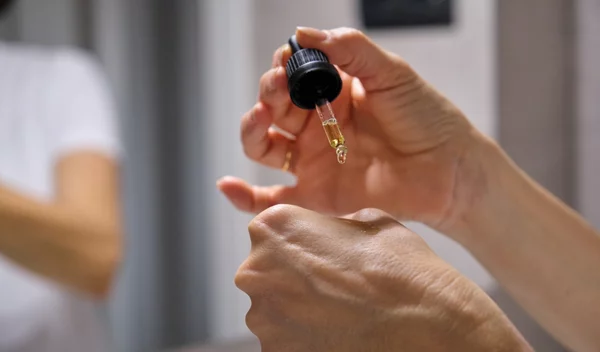 Το Νο.1 συστατικό που πρέπει να περιέχει ο ορός προσώπου μετά τα 50