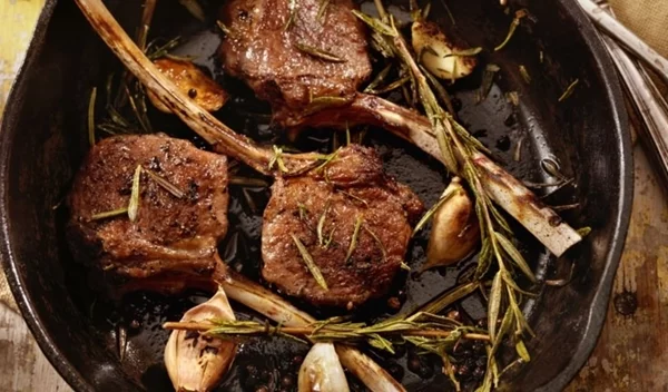 Σαν στα κάρβουνα: Πώς θα φτιάξεις λαχταριστά παϊδάκια στον φούρνο ή στο τηγάνι