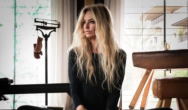 Adriana Karembeu: Ο Νο1 χυμός αποτοξίνωσης που επιλέγει για καλλίγραμμη σιλουέτα μετά τα 50