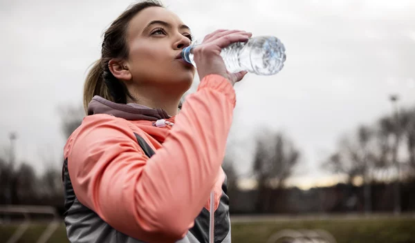 Εμφιαλωμένο νερό: 100 φορές πιο επικίνδυνο για την υγεία σου | Μάθε γιατί