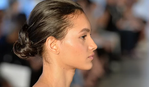 Neem oil | Το μυστικό της Ανατολής που "σβήνει" τις ρυτίδες