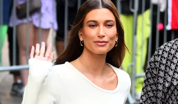 H Hailey Bieber λάνσαρε τη νέα τάση στο μανικιούρ (μετά τα glazed donut nails)