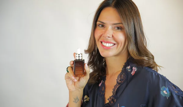 Η Έλενα Γαλύφα μάς μυεί στην καθημερινή skincare ρουτίνα της