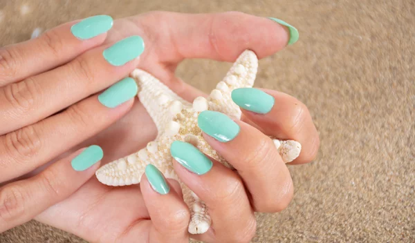 Τα σούπερ chic χρώματα στα νύχια που ταιριάζουν με όλα τα summer looks σου