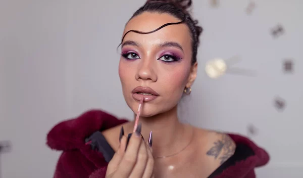 5 λιπ γκλος που θα κάνουν τα χείλη σου να λάμψουν