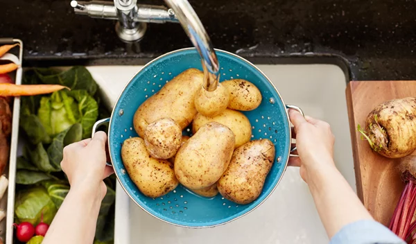 Είναι υγιεινές οι πατάτες, ο καφές, η σοκολάτα για το δέρμα; 3 μύθοι γύρω από αυτές τις τροφές