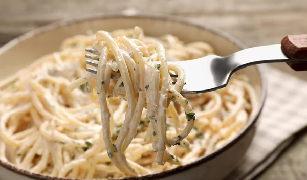 Συνταγή: Κρεμώδης μακαρονάδα με πέστο και γιαούρτι - έτοιμη σε 15 λεπτά