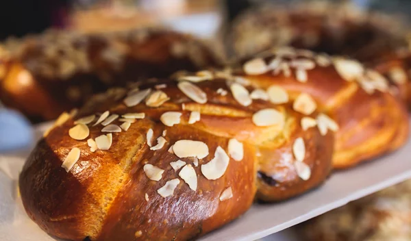 Πασχαλινό τσουρέκι πολίτικο - Αφράτο, μυρωδάτο και πολύ γευστικό