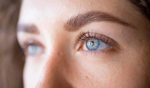 Τρίβεις τα μάτια σου πολύ συχνά και άλλα συμπτώματα που δείχνουν ότι πάσχεις από κερατόκωνο