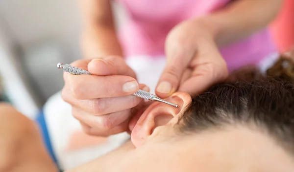 Νέο trend στο TikTok: Τι είναι το "ear seeding" και μπορεί πραγματικά να σε βοηθήσει;