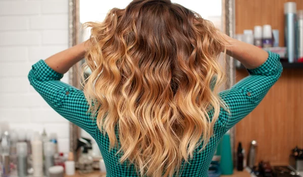 Sock curls: Ο νέος viral τρόπος να κάνεις μπούκλες χωρίς θερμότητα