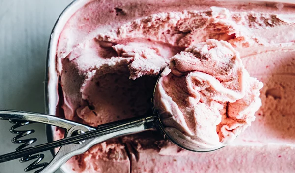 Σπιτικό παγωτό με φράουλες και ανθότυρο: Η συνταγή που συνδυάζει πρωτεΐνη, φρούτα και απόλαυση