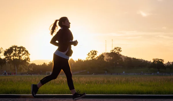 Οι συμβουλές και το πλάνο προπόνησης για να γίνεις πιο γρήγορη στο τρέξιμο