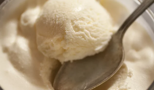 Συνταγή για παγωτό βανίλια – σοκολάτα με 4 υλικά και χωρίς παγωτομηχανή