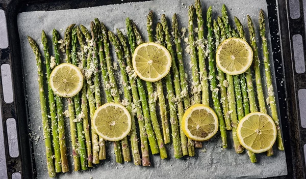 Χαμηλά σε θερμίδες, βοηθούν στο αδυνάτισμα: 7 οφέλη από τα σπαράγγια που πρέπει να ξέρεις