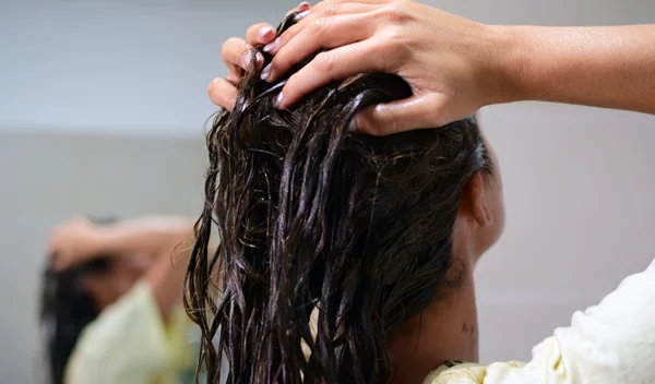 Θαμπά και ταλαιπωρημένα μαλλιά: Η σπιτική μάσκα που χρειάζεσαι