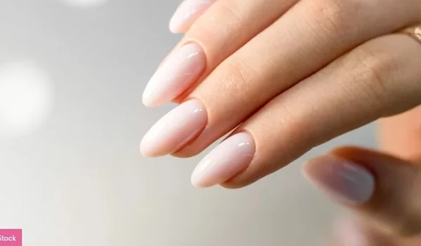 Η viral τάση περιποίησης που χαρίζει πιο δυνατά και όμορφα νύχια