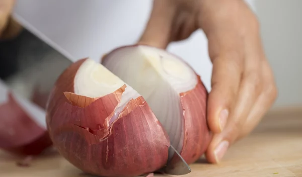 Γιατί δακρύζεις όταν κόβεις κρεμμύδια και πώς να το αποφύγεις με ένα απλό κόλπο