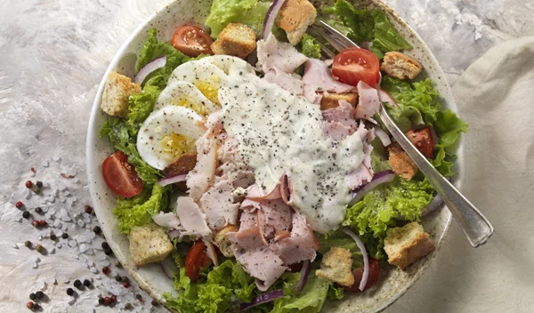 Σαλάτα του σεφ με πασχαλινά αυγά: Η δροσιστική σαλάτα που θα συνοδευσει τέλεια το αρνί