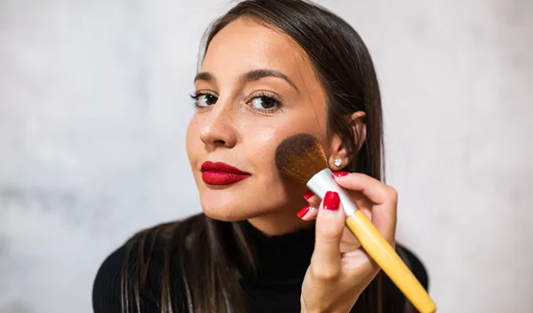 Η πιο κολακευτική απόχρωση ρουζ για τη δική σου επιδερμίδα