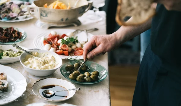 5 κανόνες της μεσογειακής διατροφής: πλήρες γάλα, τουρσί και οι φυτικές ίνες που χαρίζουν υγιές σώμα
