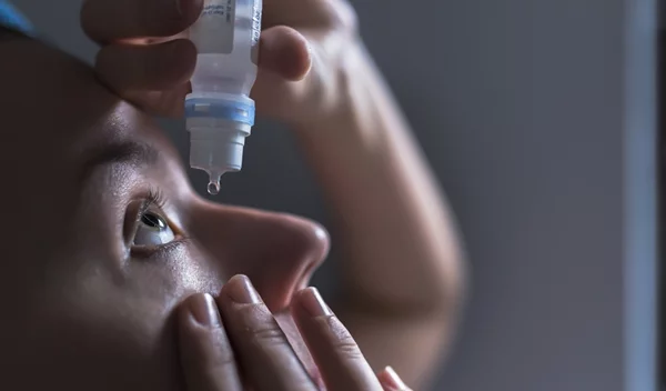 Ξέχνα τις σταγόνες: Το μυστικό "όπλο" κατά της ξηροφθαλμίας είναι κάτι απροσδόκητο