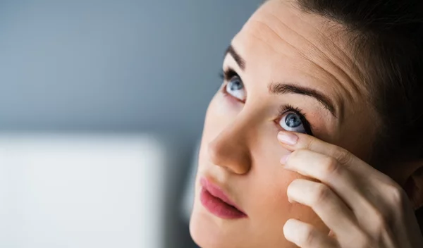 Κριθαράκι ή χαλάζιο στο μάτι: Τα συμπτώματα και πώς θα περάσει πιο γρήγορα