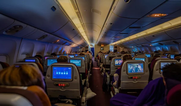 Όσα κάνουν οι ταξιδιώτες σε αεροπλάνα και τρένα και μας σπάνε τα νεύρα