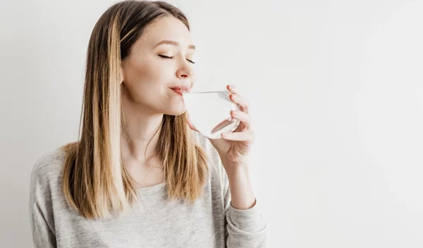 Πόσο νερό πρέπει να πίνουμε για να είμαστε υγιείς; Η επιστημονική απάντηση