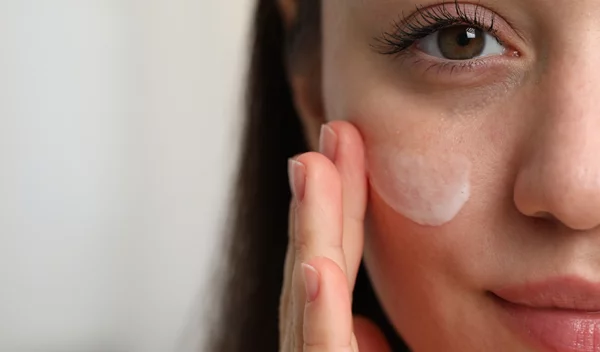 Πώς να φροντίσεις το πρόσωπό σου μετά από έναν καθαρισμό