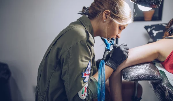 12 πράγματα που πρέπει να αποφεύγεις όταν κάνεις τατουάζ, σύμφωνα με τους tattoo artists