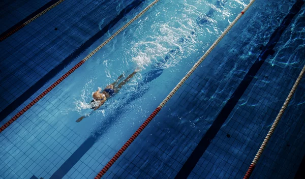 Μία απλή προπόνηση κολύμβησης που καίει θερμίδες στο νερό!