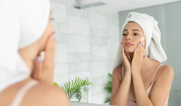 5 ευρέως διαδεδομένες skincare συμβουλές που πρέπει να σταματήσεις να ακολουθείς
