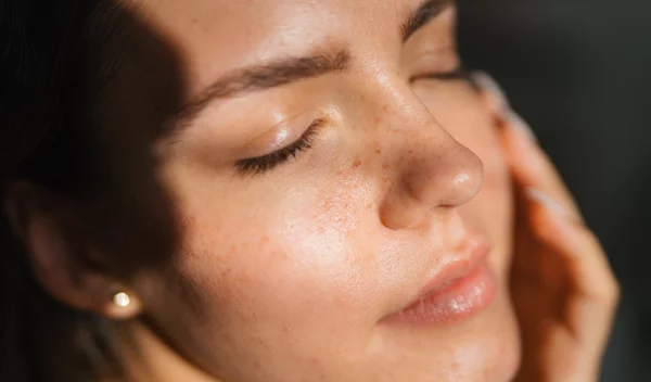 Dermaplaning ή αλλιώς ξύρισμα προσώπου: Η τάση που κάνει "θόρυβο" στο TikTok - Τι πρέπει να γνωρίζεις