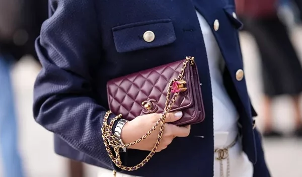 Το χρώμα νυχιών που κάνει κάθε εμφάνιση να δείχνει (ακόμα) πιο "ακριβή"