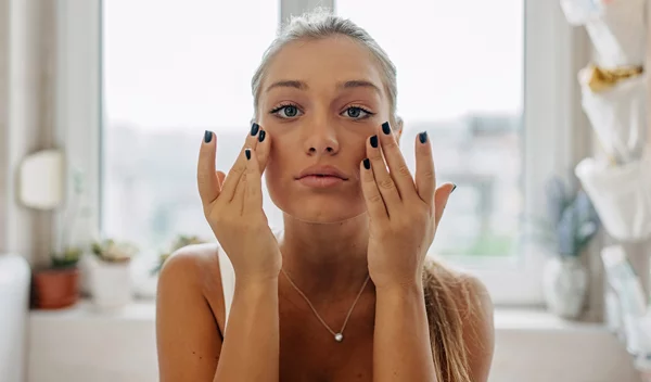 Πώς θα καταλάβεις αν κάποιος είναι άρρωστος; 6 διακριτικά σημάδια στο πρόσωπο που δεν προσέχεις