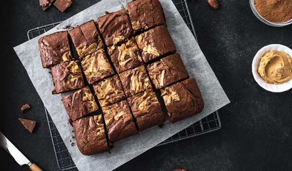 Brownies με φυστικοβούτυρο και αλμυρή καραμέλα