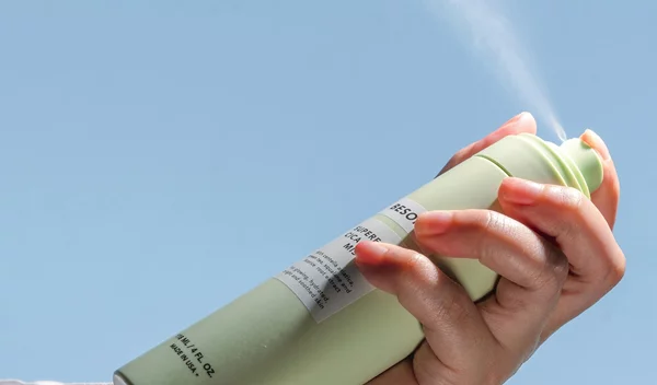 Ρολό αποσμητικό vs. αποσμητικό σπρέι: Ποια είναι τελικά η διαφορά τους;