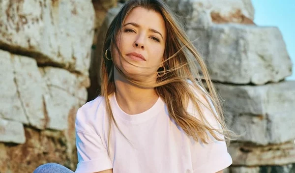 Δεν την έχεις ξαναδεί έτσι: Η Ιουλία Καραπατάκη σε zipline πάνω από τον Αχέροντα!