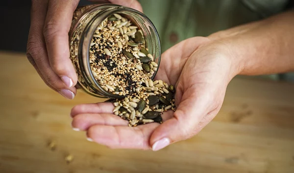 Φυτικές ίνες εκτός σαλάτας: Οι καλύτερες πηγές αν βαριέσαι τα φρούτα και τα λαχανικά