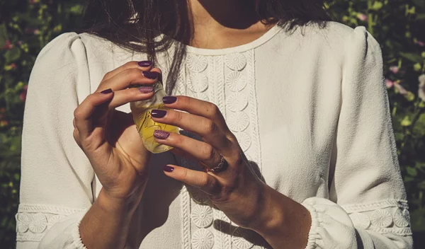 Γιατί δεν κρατάει πολύ το άρωμά μου; 5 tips για να το κάνεις να μυρίζει όλη μέρα