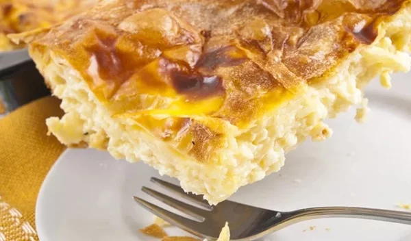 Πανεύκολη κρεμώδης τυρόπιτα με γιαούρτι και φύλλο κρούστας