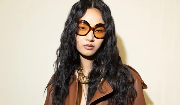 Έχεις μακριά μαλλιά που δεν "κρατούν" τα χτενίσματα; Ένας έξυπνος τρόπος για να τους χαρίσεις διάρκεια