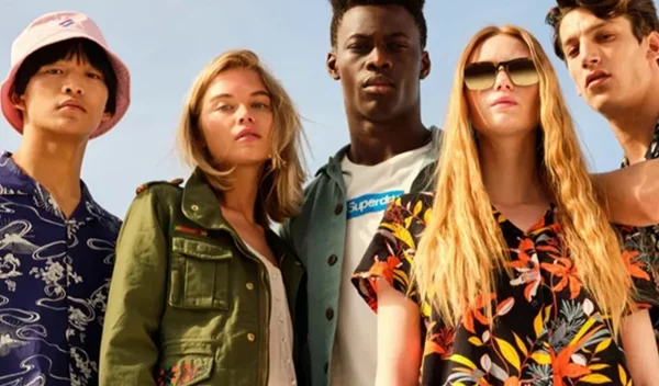 Στη καλοκαιρινή καμπάνια της Superdry θα βρεις όσα σου έλειψαν