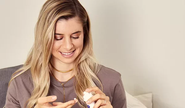 Πες αντίο στις κηλίδες με αυτές τις 3 αλλαγές στη ρουτίνα σου