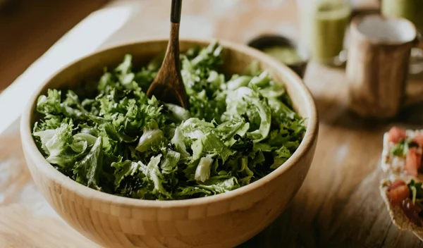 Το τρικ μου για τη σαλάτα: Πώς αξιοποιώ σωστά αυτή τη μία κ.σ. ελαιόλαδο