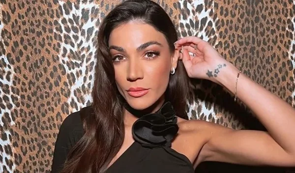 Η Ήβη Αδάμου με το μανικιούρ που θα αναδείξει το μαύρισμά σου